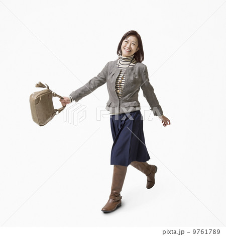 笑顔で歩く女性 笑顔で歩く女性 9761789