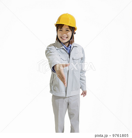 作業服姿の笑顔の女性 作業服姿の笑顔の女性 9761805