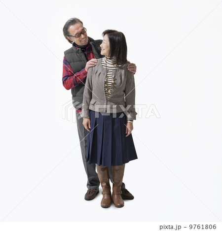 笑顔で立つ夫婦 9761806