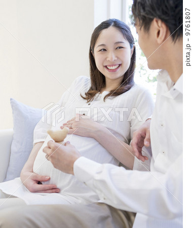 お腹に手をあてる妊婦 お腹に手をあてる妊婦 9761807