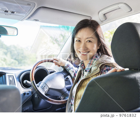 自動車に乗る女性 9761832