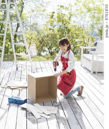 電動ドライバーを持つ女性 電動ドライバーを持つ女性 9761850
