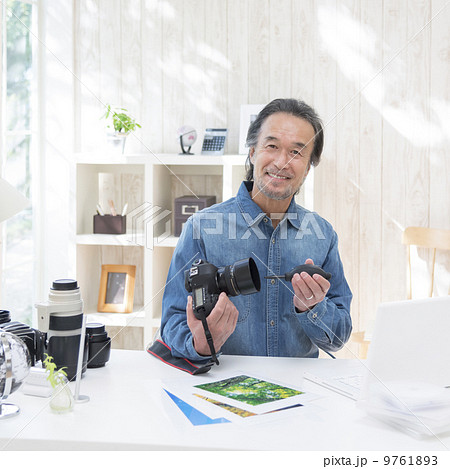 カメラを手入れする中高年男性 カメラを手入れする中高年男性 9761893