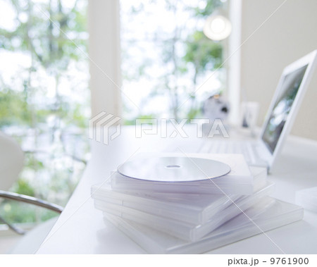 机の上のディスクとケース 机の上のディスクとケース 9761900