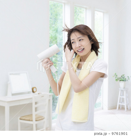 ドライヤーで髪を乾かす女性 ドライヤーで髪を乾かす女性 9761901