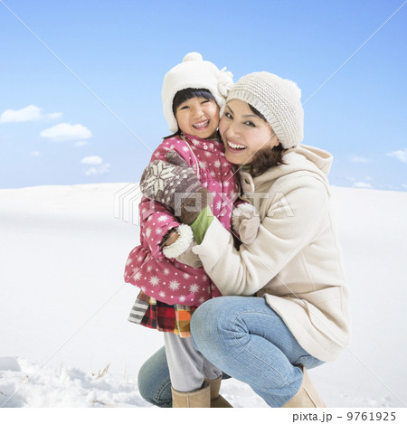 雪原で寄り添う親子 9761925