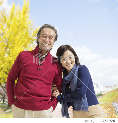 腕を組んで立つ夫婦 9761926