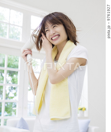 ドライヤーで髪を乾かす女性 9761927