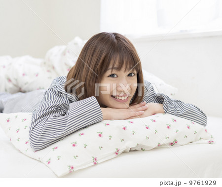 パジャマ姿の笑顔の女性 9761929