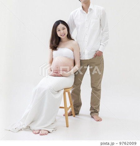 イスに座る妊婦と寄り添う夫 9762009