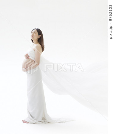 お腹に手をあてて立つ妊婦 お腹に手をあてて立つ妊婦 9762103
