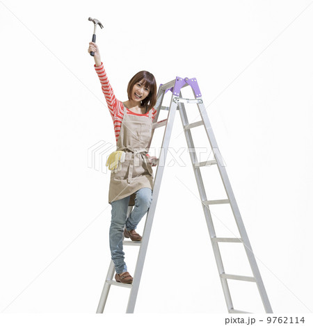 脚立に上る女性 9762114