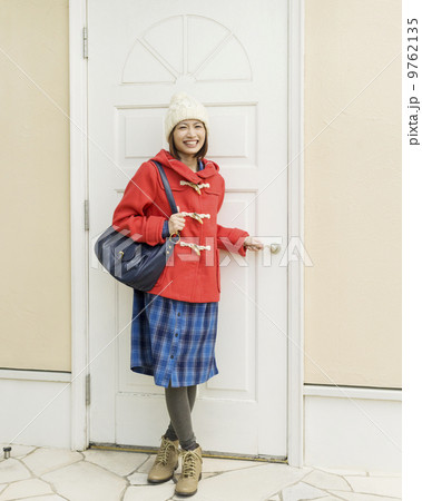 ドアの前に立つ女性の写真素材