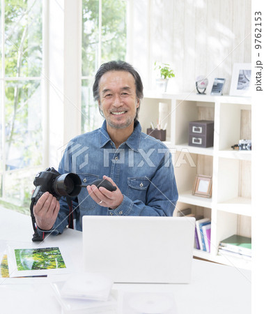 カメラを手入れする中高年男性 カメラを手入れする中高年男性 9762153