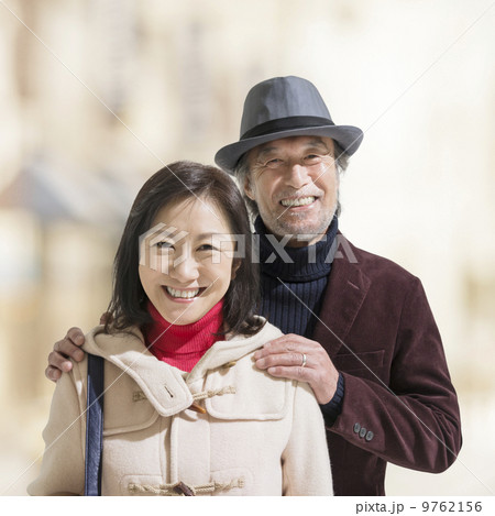 笑顔で寄り添う夫婦 9762156
