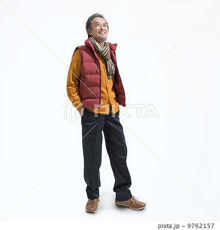 ポケットに手を入れて立つ中高年男性 9762157