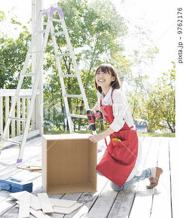 電動ドライバーを持つ女性 9762176