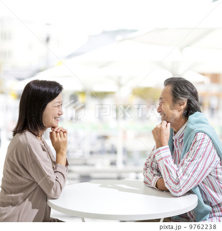 向き合ってテーブルにつく夫婦 9762238