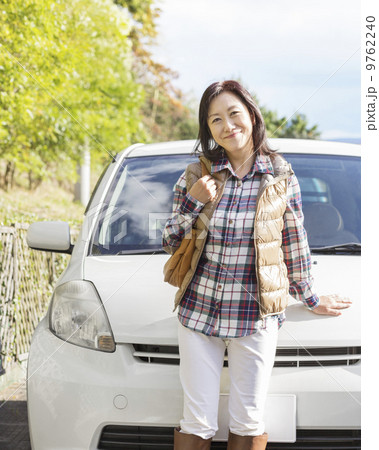 自動車の前に立つ女性 9762240