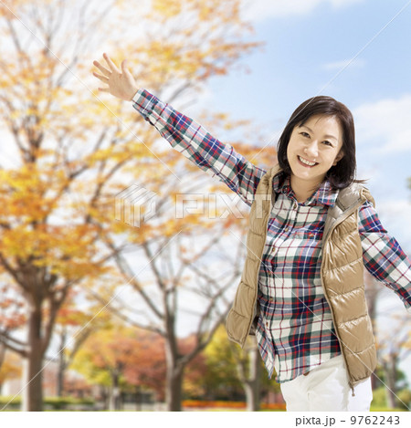 手を挙げる女性 手を挙げる女性 9762243