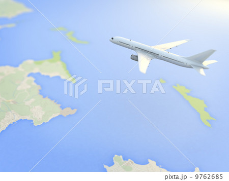 地図の上を飛ぶ飛行機 9762685