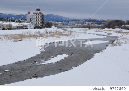 雪の淺川　八王子市 9762860