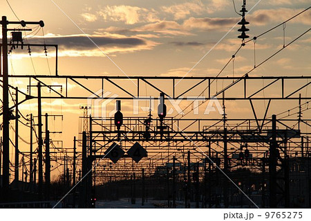 夕焼けの架線柱。 9765275