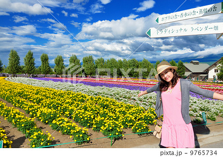 富良野の花畑と若い女性 9765734