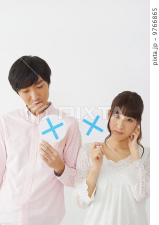 バツ札をあげるカップル 9766865