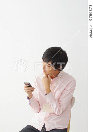 スマホをいじる男性 スマホをいじる男性 9766873
