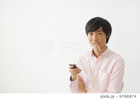 スマホをいじる男性 スマホをいじる男性 9766874