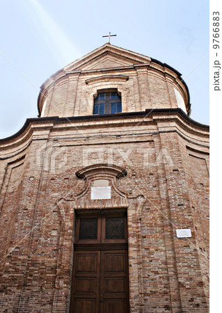 日の光がさしているイタリアの教会 9766883