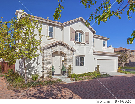 Beautiful Newly Constructed Modern Home Beautiful Newly Constructed Modern Home 9766920
