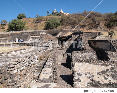 メキシコ：チョルーラ　トラチウアルテペトルの神殿遺跡 9767400