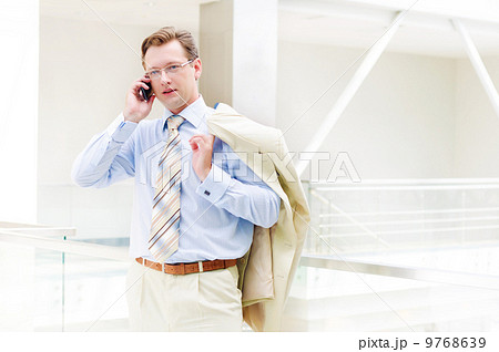 Smiling business man 9768639