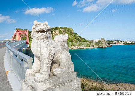 沖縄の海 伊計大橋のシーサーの写真素材