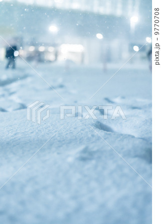 Snowy Day Street - Stock Photo [9770708] - PIXTA
