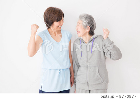 スポーツウェアの女性 9770977