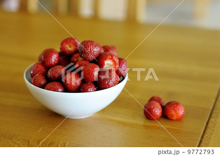 Fresh strawberries in the bowl 9772793