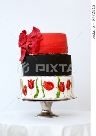 Three stories wedding cake 9772915