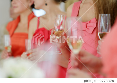 Bridesmaids in coral dresses 9773370