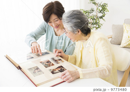 アルバムを見るおばあさんと娘 アルバムを見るおばあさんと娘 9773480