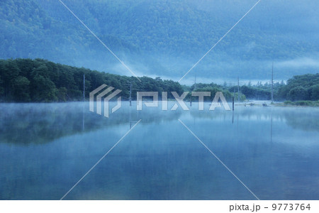 上高地／朝靄の大正池 9773764
