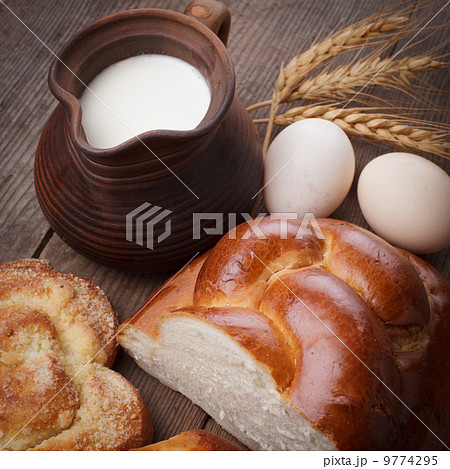 Fresh loaf of challah 9774295