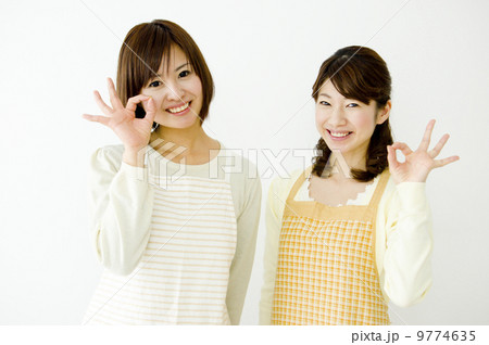 オッケーサインを出す女性達 9774635