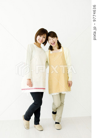 エプロン姿の女性 エプロン姿の女性 9774636