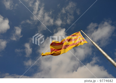 カタルーニャ（スペイン）国旗　スペインの風景写真素材 9774682