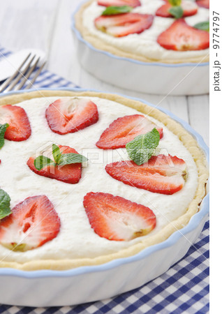 Strawberry tart 9774797