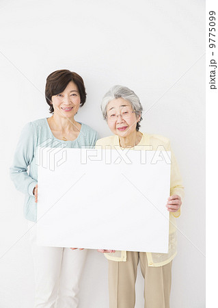 おばあさんと娘 9775099