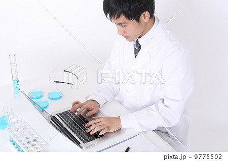 研究室で働いている研究員 9775502